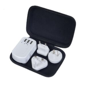 מטען בינלאומי משולב בעל 3 שקעי USB בעוצמה 3.4A בנרתיק נשיאה